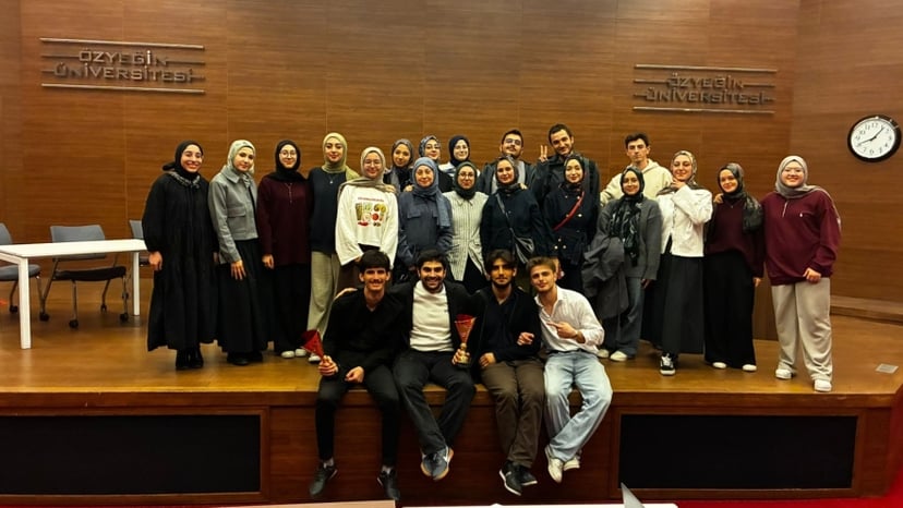 İHÜ Babayla Zor Yarışırlar Takımı, 7. Geleneksel Özyeğin Çaylaklar Münazara Turnuvası’nda Şampiyon Oldu