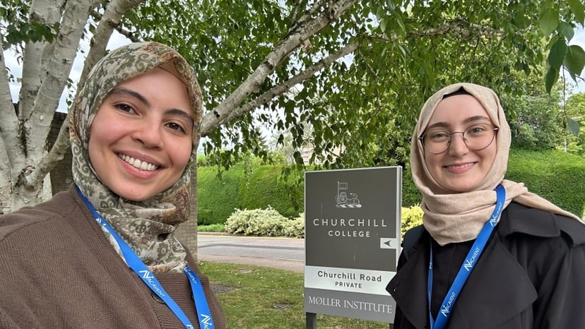 Yüksek Lisans Öğrencilerimiz Heba Enajah ve Rümeysa Merve Koç, Cambridge Üniversitesi 8. Dünya Sosyal Bilimler Konferansı’nda Araştırmalarını Sundu